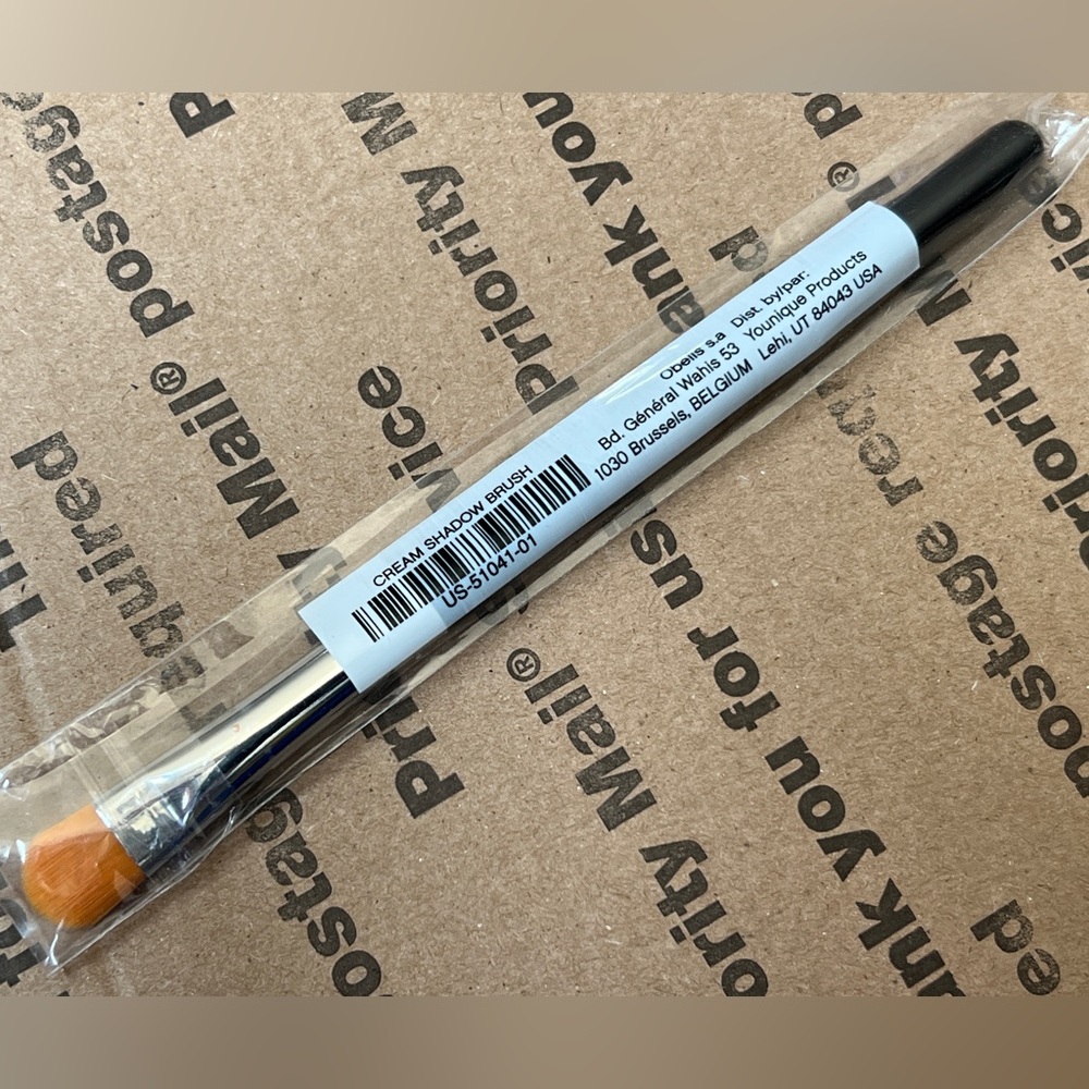 YOUNIQUE cream shadow brush BRAND NEW